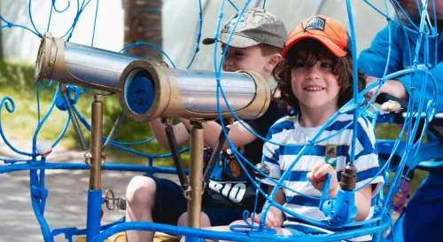 Deux enfants dans le vélo oiseau lors du festival Explor'2054